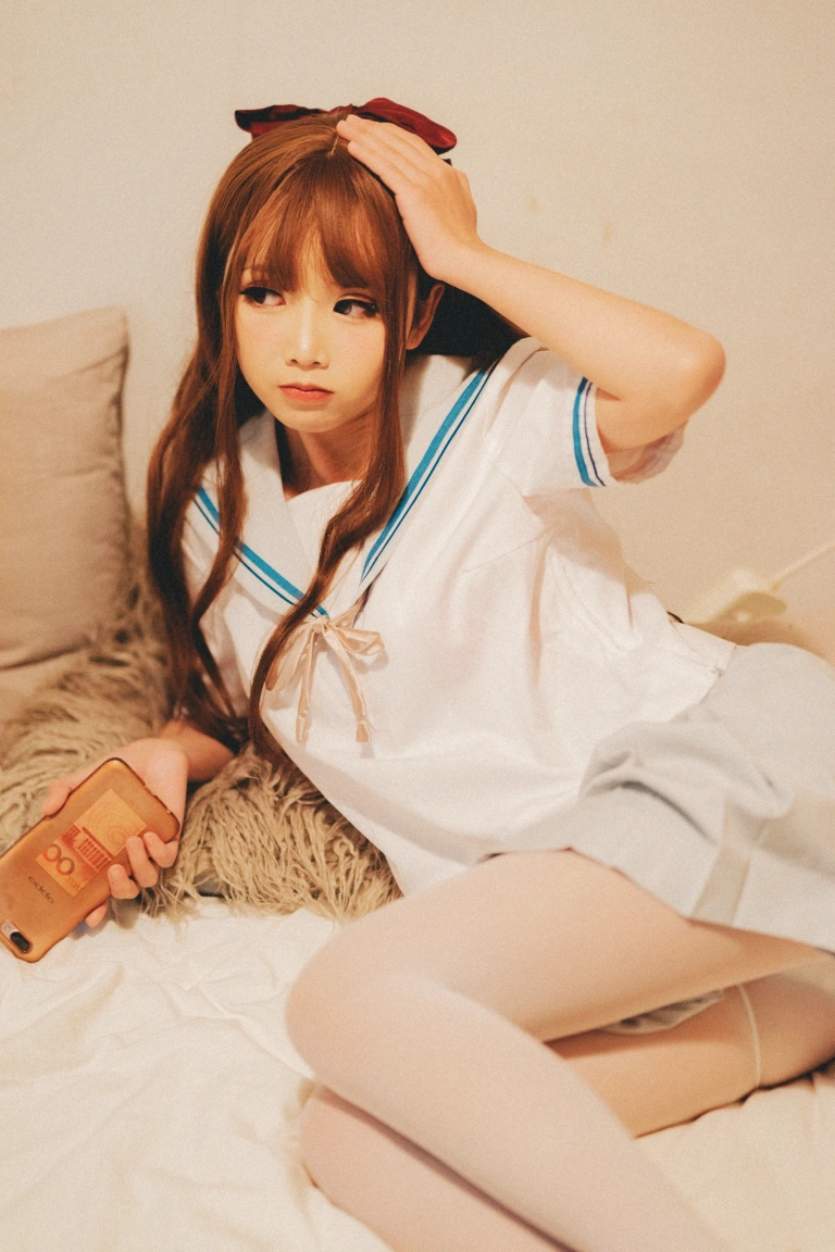 面饼仙儿《绿jk》主题写真：16张全套美图