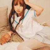 面饼仙儿《绿jk》主题写真：16张全套美图