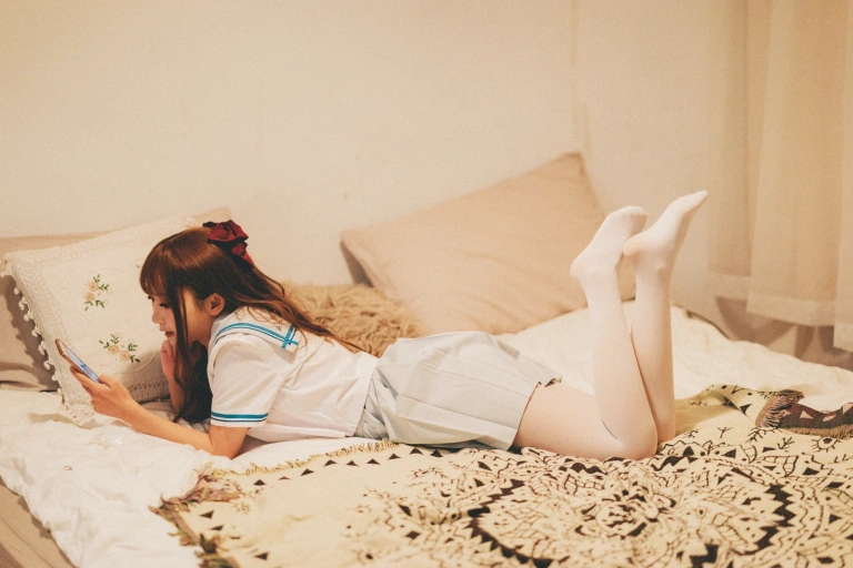 面饼仙儿《绿jk》主题写真：16张全套美图