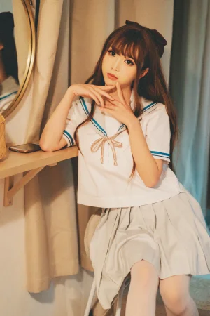 面饼仙儿《绿jk》主题写真：16张全套美图