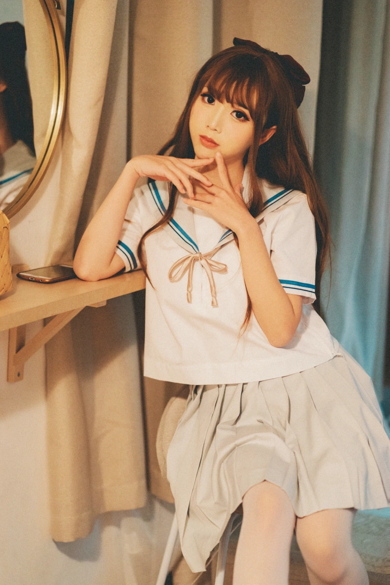 面饼仙儿《绿jk》主题写真：16张全套美图