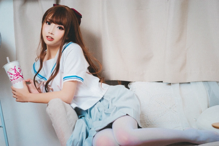 面饼仙儿《绿jk》主题写真：16张全套美图