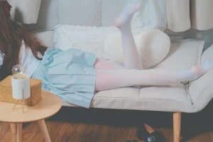 面饼仙儿《绿jk》主题写真：16张全套美图