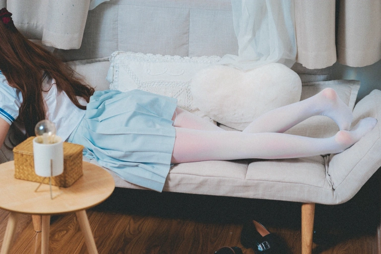 面饼仙儿《绿jk》主题写真：16张全套美图