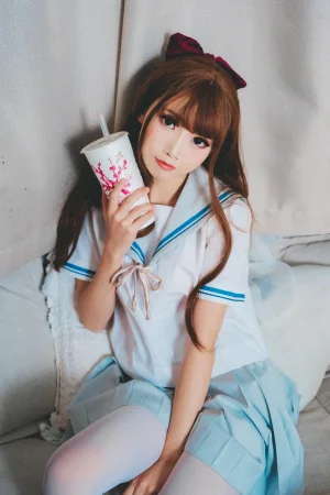 面饼仙儿《绿jk》主题写真：16张全套美图