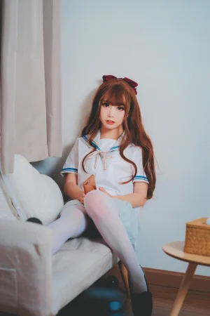 面饼仙儿《绿jk》主题写真：16张全套美图
