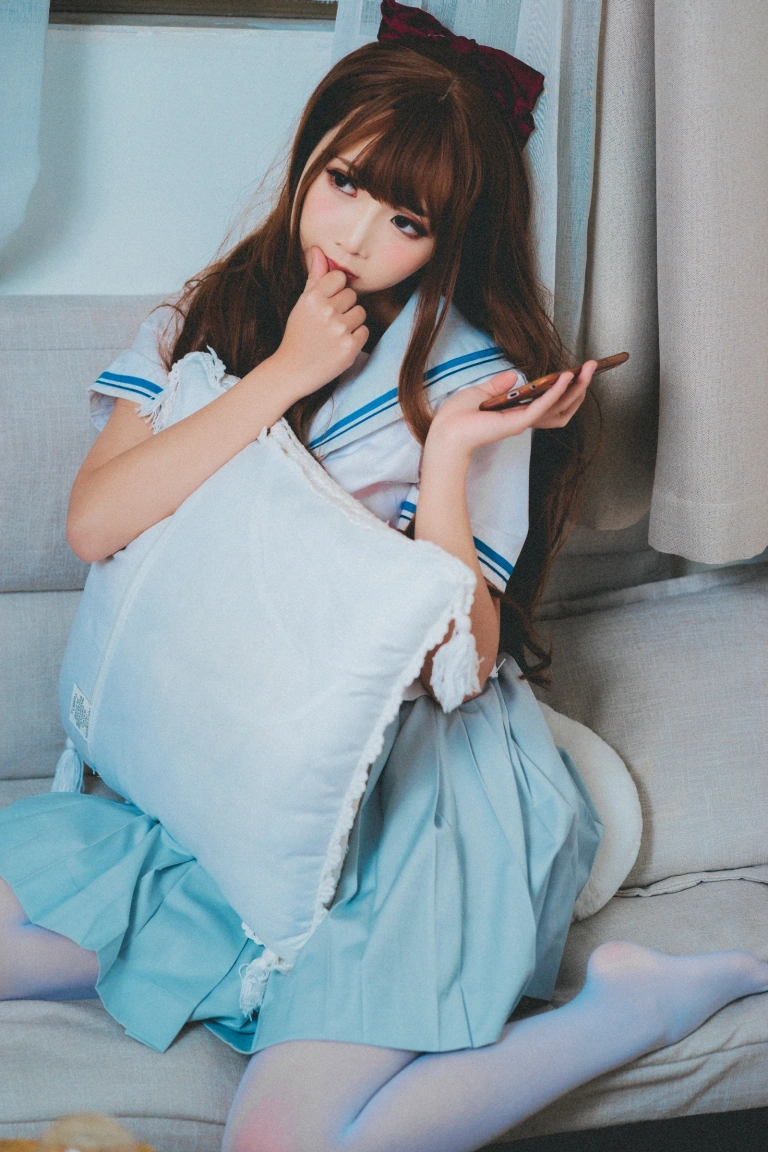 面饼仙儿《绿jk》主题写真：16张全套美图