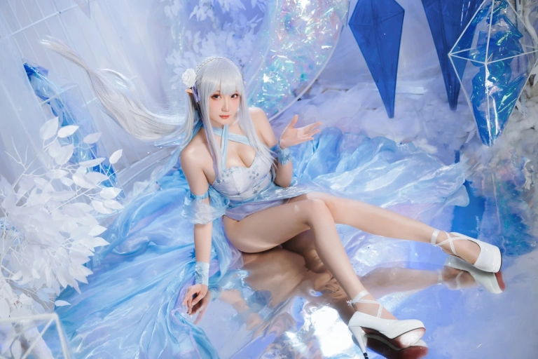 瓜希酱《爱蜜莉雅 水晶礼服》主题写真：28张全套美图
