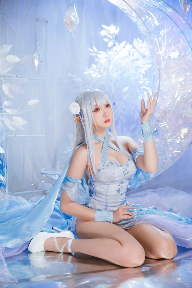 瓜希酱《爱蜜莉雅 水晶礼服》主题写真：28张全套美图