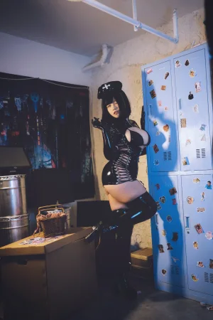 阿半今天很开心《黑暗护士》主题写真：98张全套美图，含2个视频