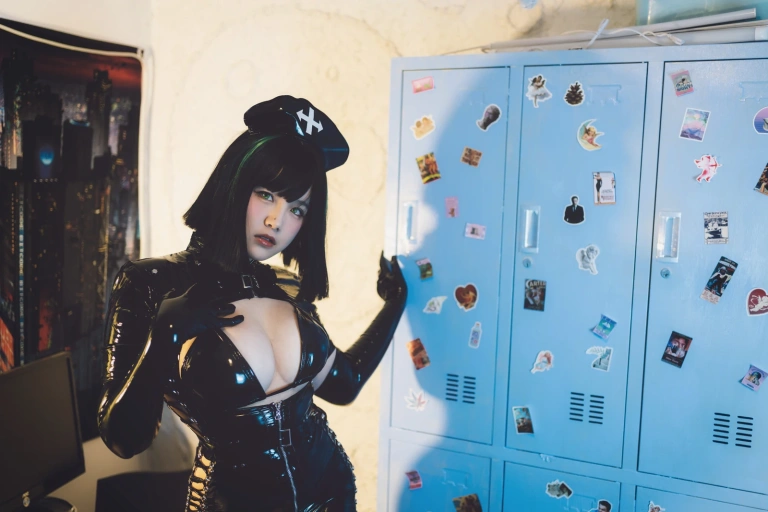 阿半今天很开心《黑暗护士》主题写真：98张全套美图，含2个视频