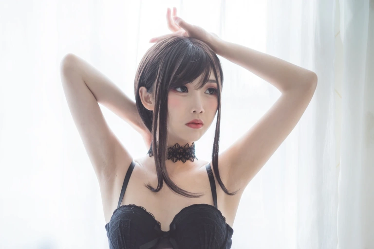 面饼仙儿《脑内少女 黑色束衣》主题写真：13张全套美图