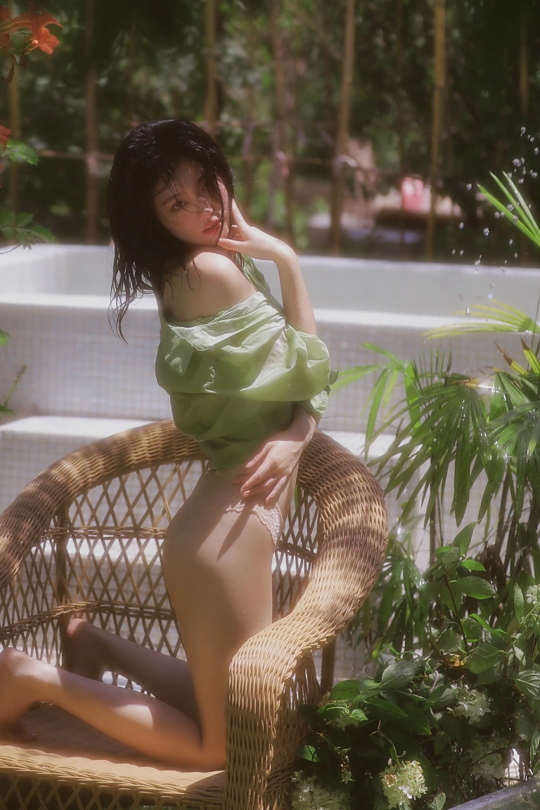 桃良阿宅《绿意》主题写真：23张全套美图