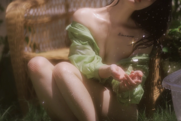 桃良阿宅《绿意》主题写真：23张全套美图
