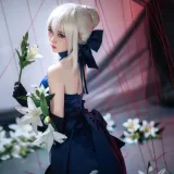 焖焖碳《FGO 黑Saber三破礼服》主题写真：30张全套美图