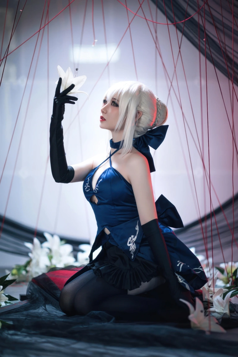 焖焖碳《FGO 黑Saber三破礼服》主题写真：30张全套美图