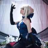 焖焖碳《FGO 黑Saber三破礼服》主题写真：30张全套美图