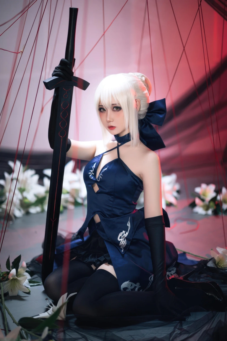 焖焖碳《FGO 黑Saber三破礼服》主题写真：30张全套美图