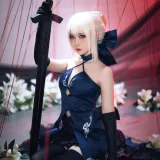 焖焖碳《FGO 黑Saber三破礼服》主题写真：30张全套美图