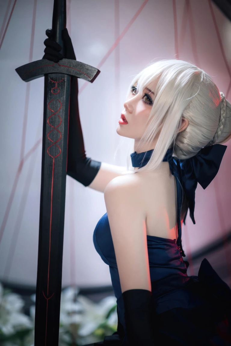 焖焖碳《FGO 黑Saber三破礼服》主题写真：30张全套美图