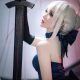 焖焖碳《FGO 黑Saber三破礼服》主题写真：30张全套美图