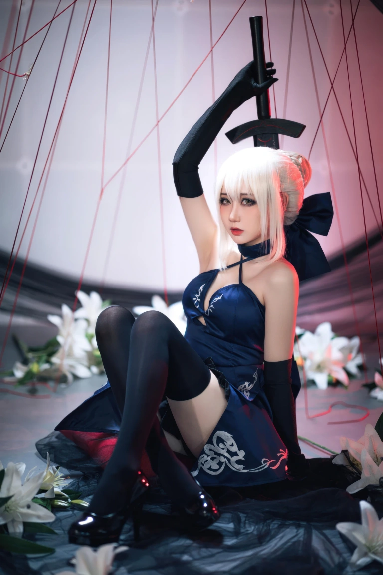 焖焖碳《FGO 黑Saber三破礼服》主题写真：30张全套美图