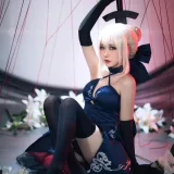 焖焖碳《FGO 黑Saber三破礼服》主题写真：30张全套美图