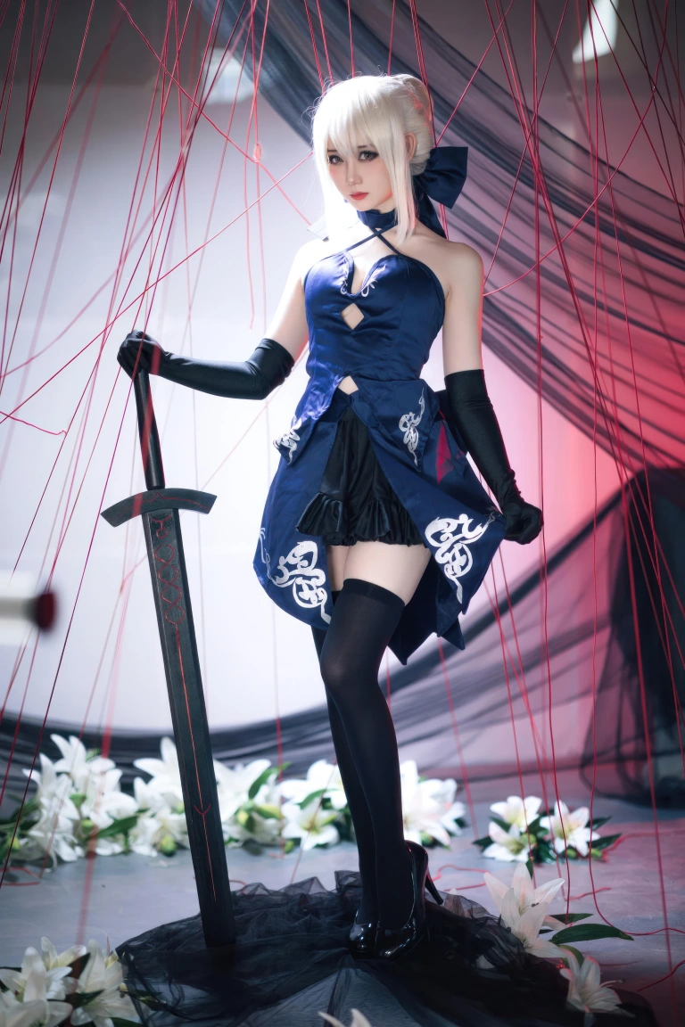 焖焖碳《FGO 黑Saber三破礼服》主题写真：30张全套美图