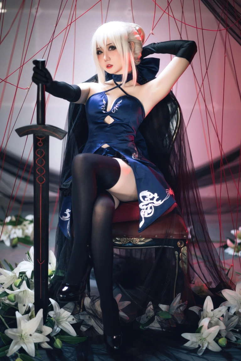 焖焖碳《FGO 黑Saber三破礼服》主题写真：30张全套美图