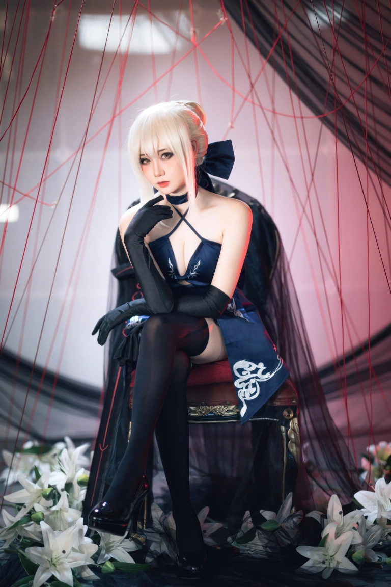 焖焖碳《FGO 黑Saber三破礼服》主题写真：30张全套美图