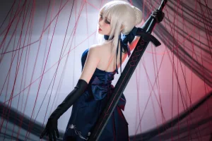 焖焖碳《FGO 黑Saber三破礼服》主题写真：30张全套美图
