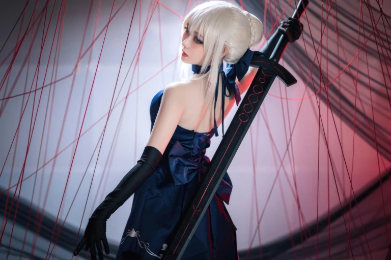 焖焖碳《FGO 黑Saber三破礼服》主题写真：30张全套美图