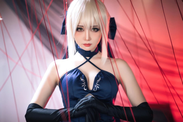 焖焖碳《FGO 黑Saber三破礼服》主题写真：30张全套美图