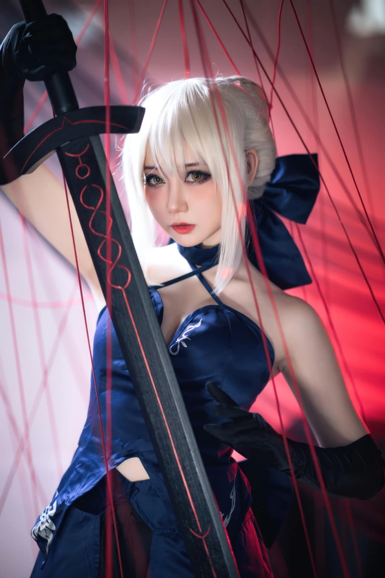 焖焖碳《FGO 黑Saber三破礼服》主题写真：30张全套美图