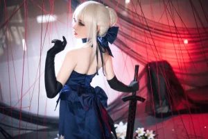 焖焖碳《FGO 黑Saber三破礼服》主题写真：30张全套美图