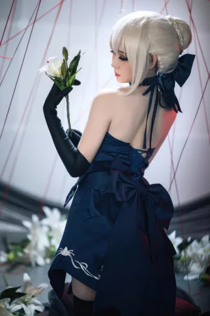 焖焖碳《FGO 黑Saber三破礼服》主题写真：30张全套美图