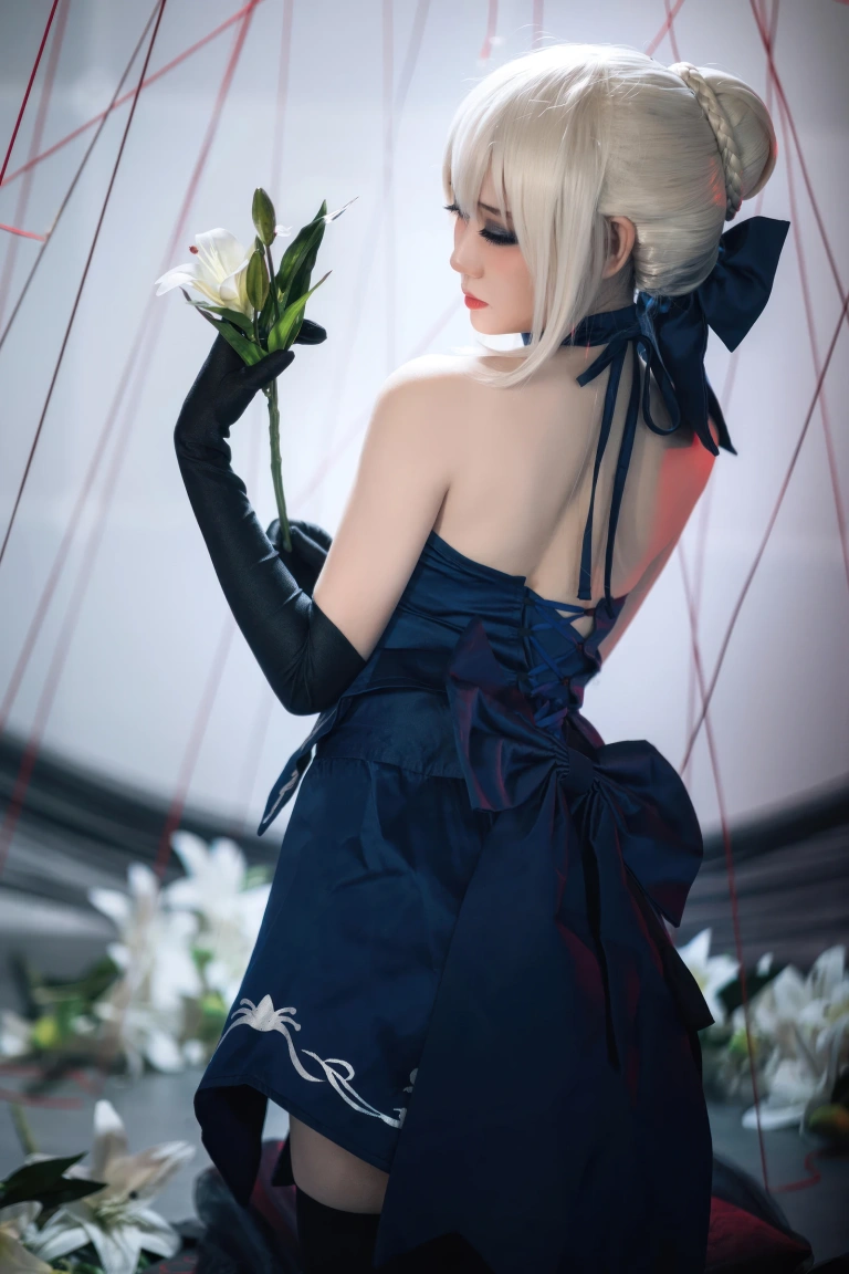 焖焖碳《FGO 黑Saber三破礼服》主题写真：30张全套美图