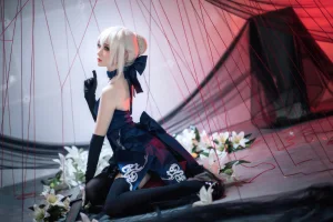 焖焖碳《FGO 黑Saber三破礼服》主题写真：30张全套美图