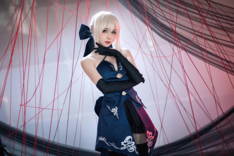 焖焖碳《FGO 黑Saber三破礼服》主题写真：30张全套美图