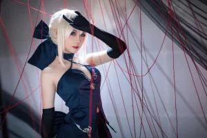焖焖碳《FGO 黑Saber三破礼服》主题写真：30张全套美图