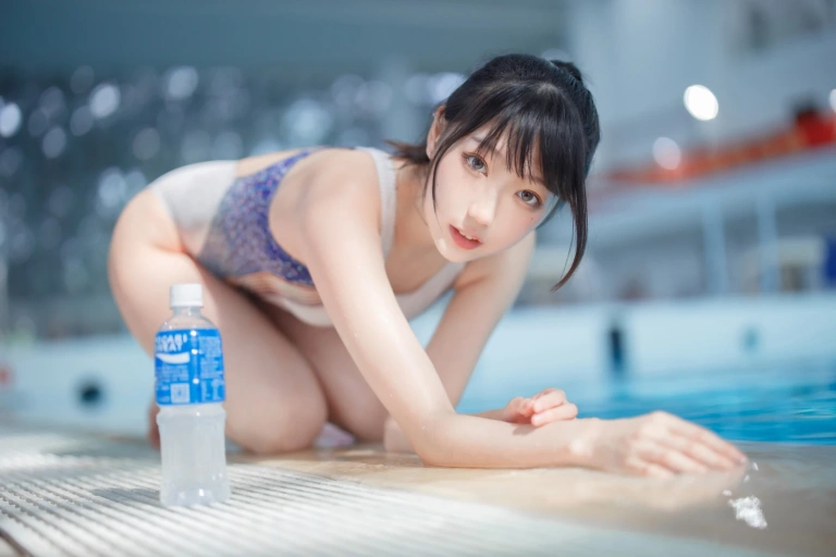 周叽是可爱兔兔《竞泳》主题写真：33张全套美图