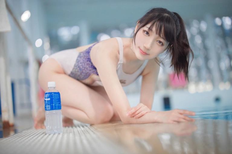 周叽是可爱兔兔《竞泳》主题写真：33张全套美图