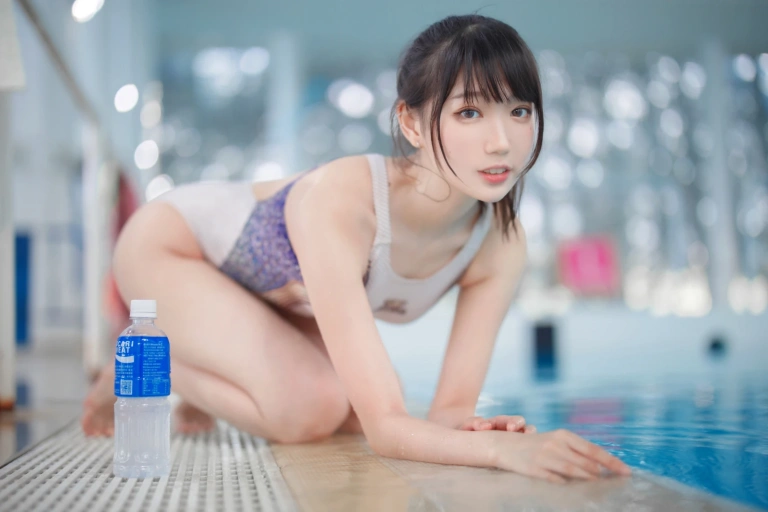 周叽是可爱兔兔《竞泳》主题写真：33张全套美图