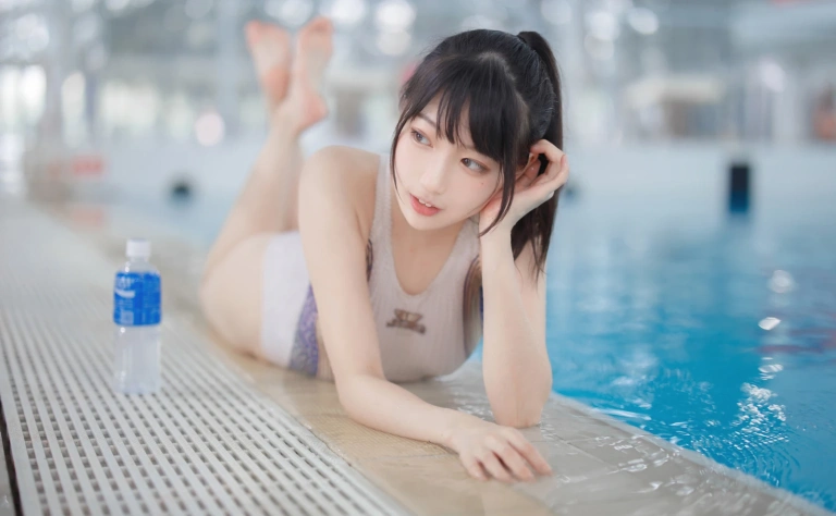周叽是可爱兔兔《竞泳》主题写真：33张全套美图