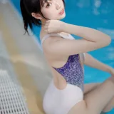 周叽是可爱兔兔《竞泳》主题写真：33张全套美图