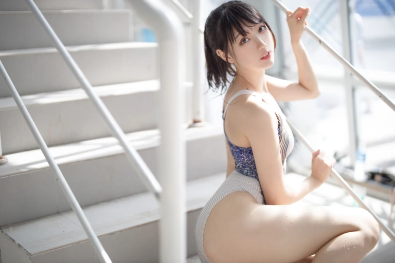 周叽是可爱兔兔《竞泳》主题写真：33张全套美图
