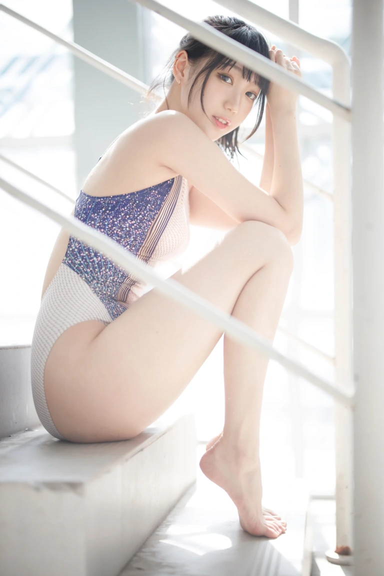 周叽是可爱兔兔《竞泳》主题写真：33张全套美图