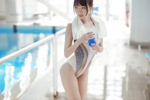 周叽是可爱兔兔《竞泳》主题写真：33张全套美图