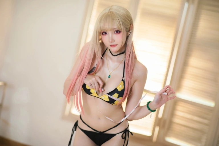 瓜希酱《喜多川海梦泳装》主题写真：20张全套美图