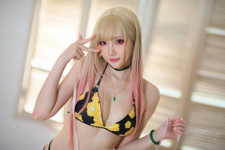 瓜希酱《喜多川海梦泳装》主题写真：20张全套美图